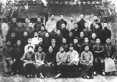 “新民学会”部分会员合影。二排左四是周世钊；左八是何叔衡；五排左四是毛泽东